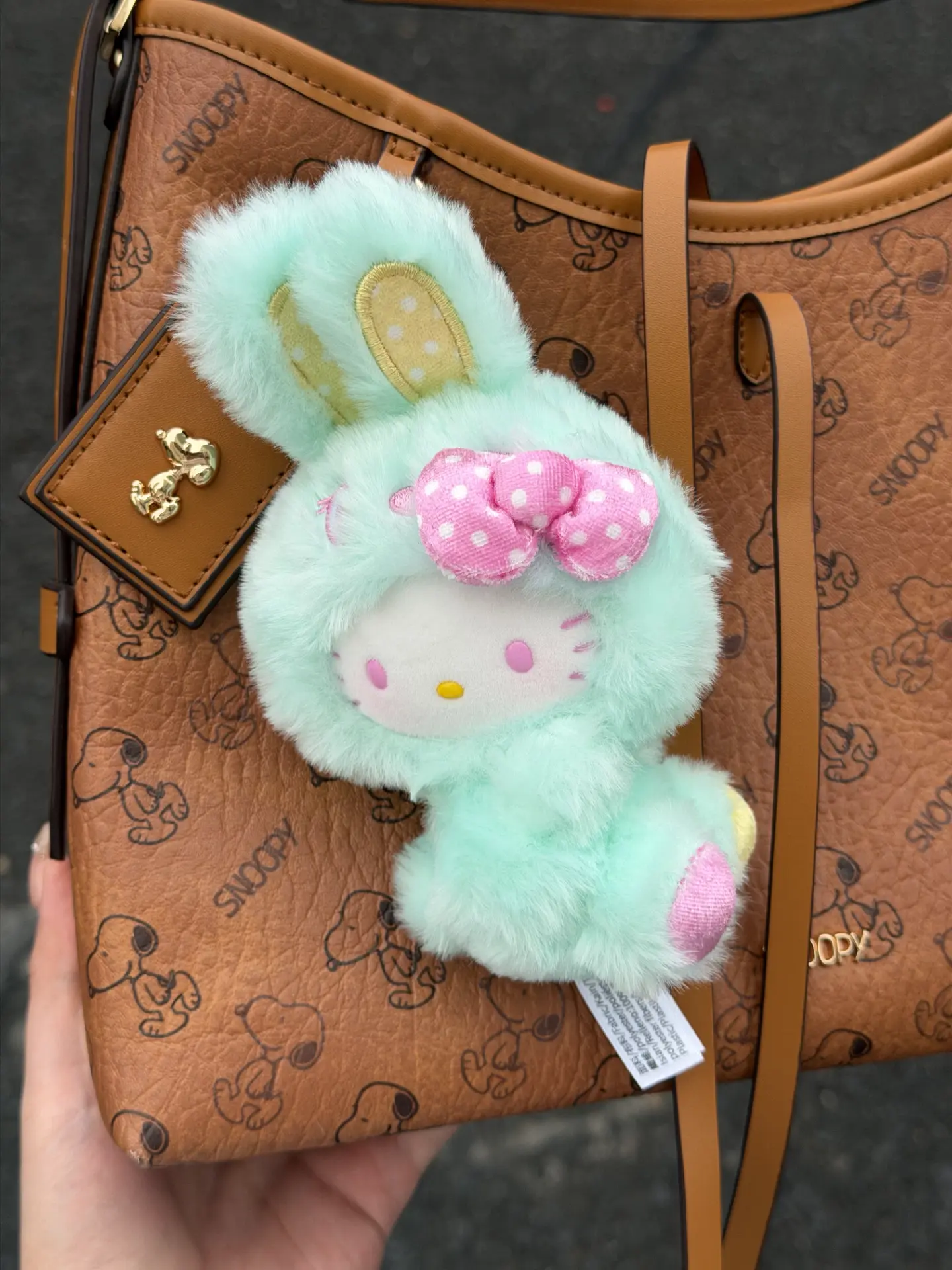 不素我说....我滴New kitty挂件跟我的包包好配呀!👜